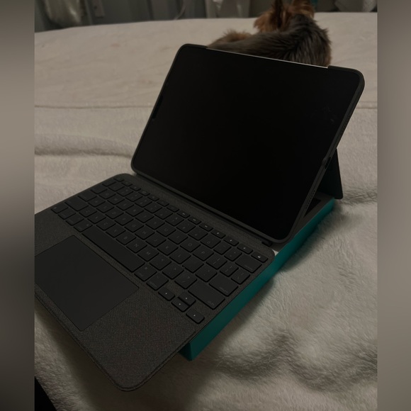 Logitech combo touch iPad Pro 11 inch (1st, 2nd, 3rd generation) keyboard case - Picture 2 of 6
